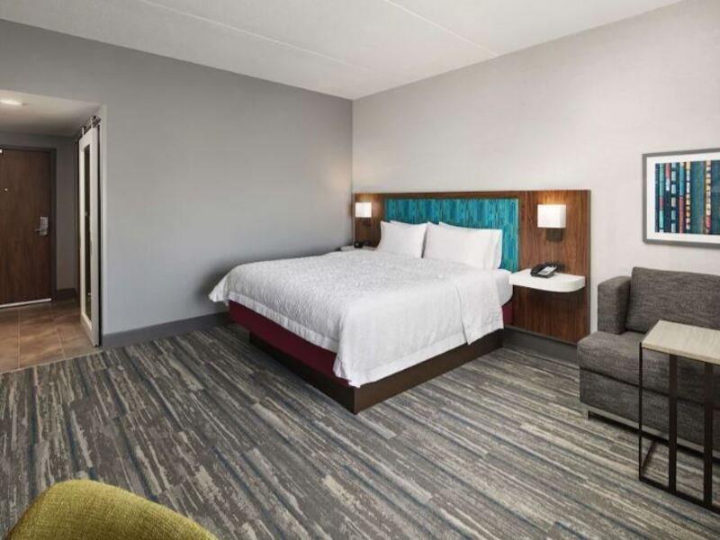 Hampton Franklin, In Hotel Franklin