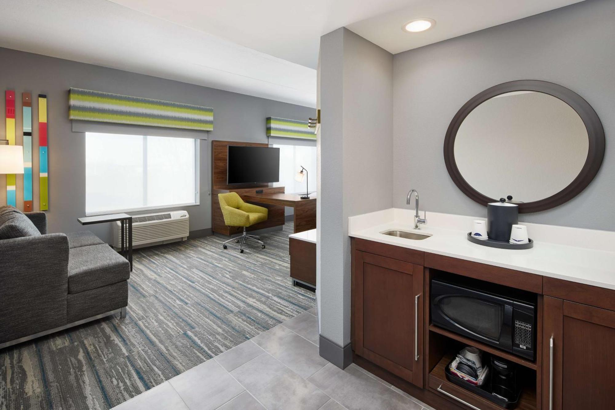 Hampton Franklin, In Hotel